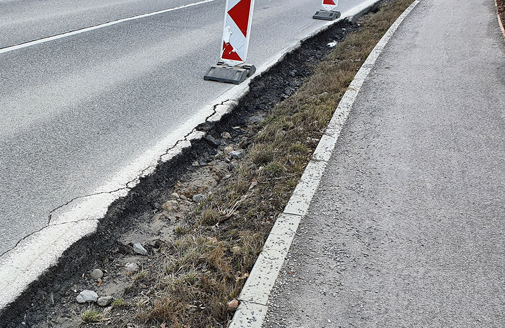 FOTO: Podmytá vozovka na ceste z Vlčiniec na Solinky sa začala rozpadávať, foto 7