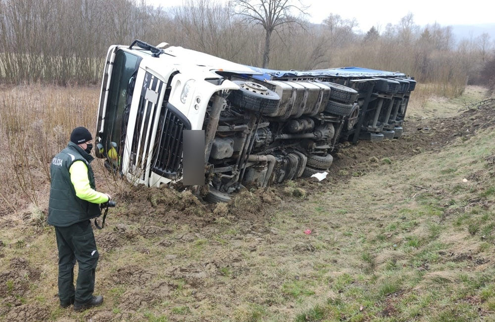 FOTO: Na Orave sa prevrátil poľský kamión do priekopy, cesta je prejazdná s obmedzením, foto 2