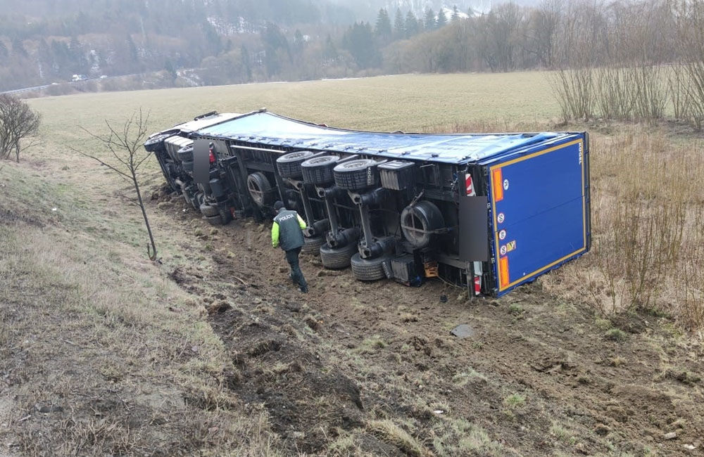 FOTO: Na Orave sa prevrátil poľský kamión do priekopy, cesta je prejazdná s obmedzením, foto 1