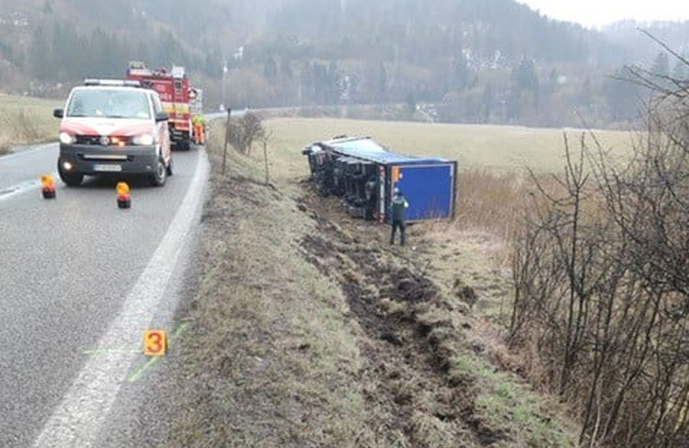 FOTO: Na Orave sa prevrátil poľský kamión do priekopy, cesta je prejazdná s obmedzením, foto 3