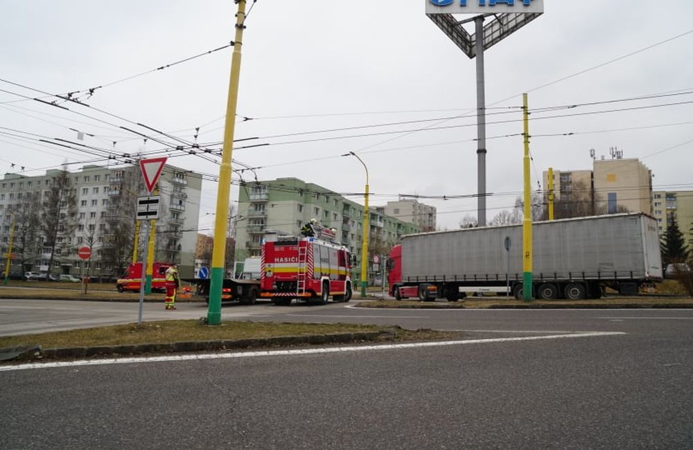 FOTO: Na Matice Slovenskej došlo k nehode osobného vozidla a kamiónu, foto 1