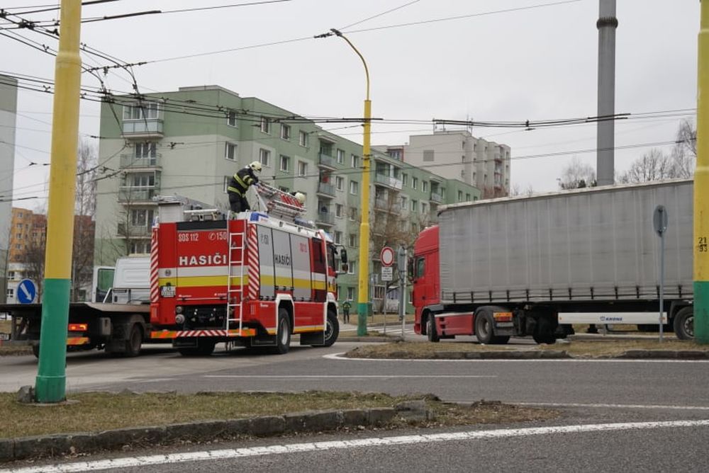 FOTO: Na Matice Slovenskej došlo k nehode osobného vozidla a kamiónu, foto 2