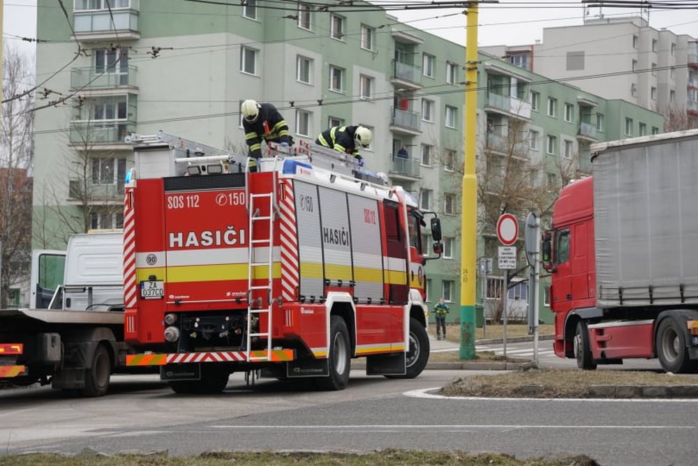 FOTO: Na Matice Slovenskej došlo k nehode osobného vozidla a kamiónu, foto 3