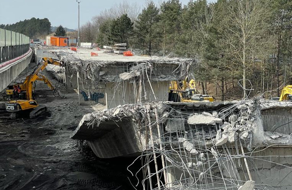 FOTO: Počas víkendu zbúrali diaľničný most pri Liptovskom Hrádku, o dva mesiace začne výstavba nového, foto 2