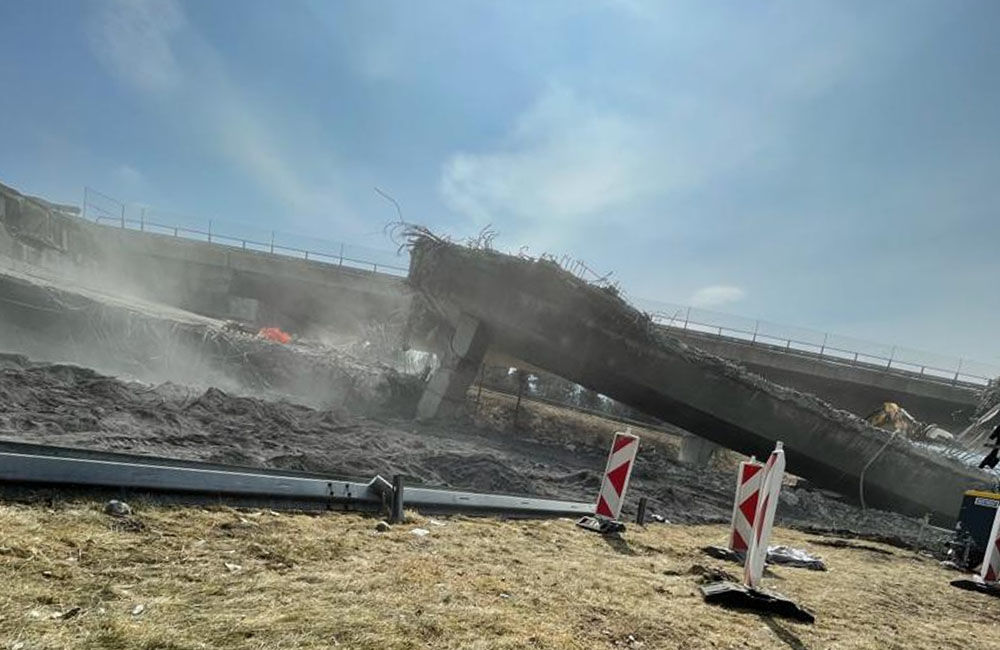 FOTO: Počas víkendu zbúrali diaľničný most pri Liptovskom Hrádku, o dva mesiace začne výstavba nového, foto 3