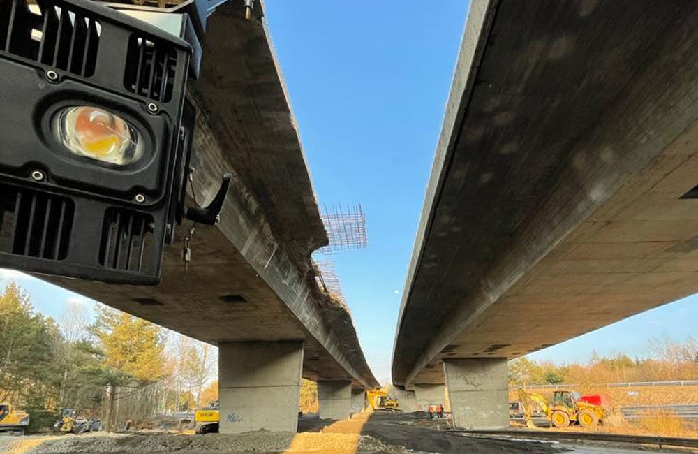 FOTO: Počas víkendu zbúrali diaľničný most pri Liptovskom Hrádku, o dva mesiace začne výstavba nového, foto 4