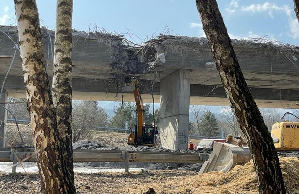 FOTO: Počas víkendu zbúrali diaľničný most pri Liptovskom Hrádku, o dva mesiace začne výstavba nového, foto 5