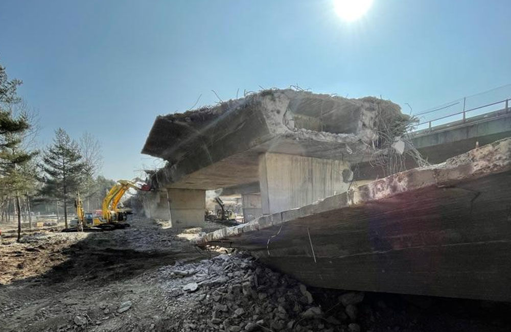 FOTO: Počas víkendu zbúrali diaľničný most pri Liptovskom Hrádku, o dva mesiace začne výstavba nového, foto 6