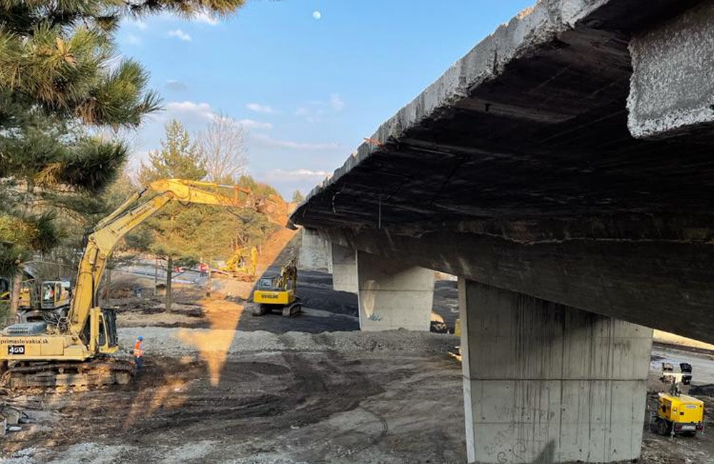 FOTO: Počas víkendu zbúrali diaľničný most pri Liptovskom Hrádku, o dva mesiace začne výstavba nového, foto 7