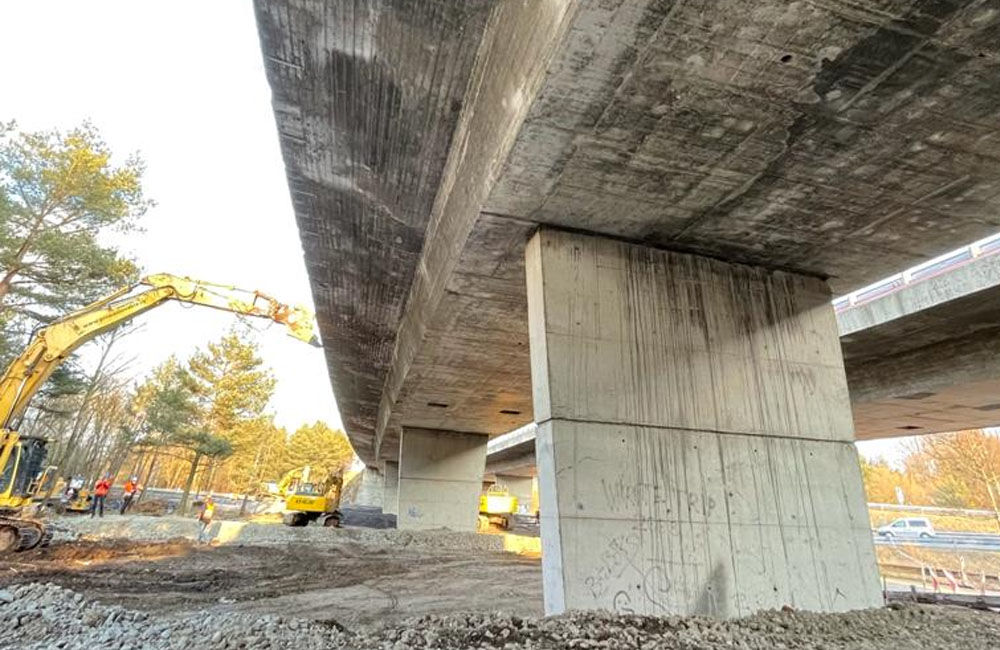 FOTO: Počas víkendu zbúrali diaľničný most pri Liptovskom Hrádku, o dva mesiace začne výstavba nového, foto 8