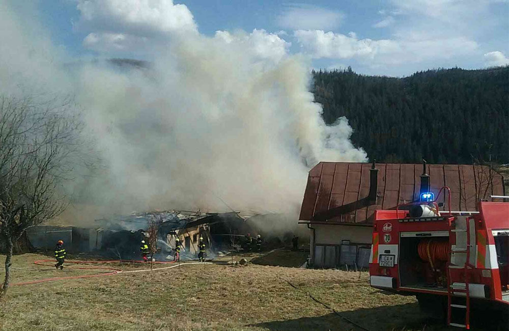 FOTO: Pri požiari humna vo Vychylovke zasahuje 30 hasičov, oheň sa rozšíril aj na vedľajší dom, foto 1