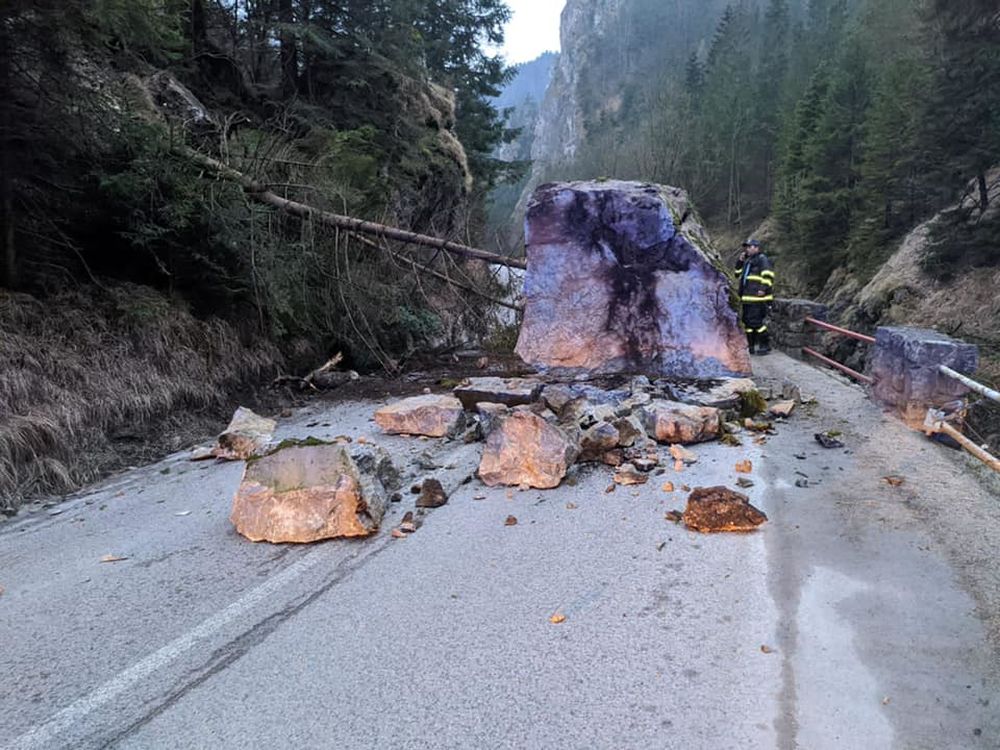 FOTO: Na prístupovej ceste do Vrátnej spadlo na vozovku kamenné bralo, foto 5