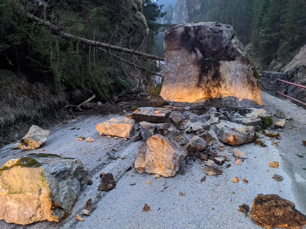 FOTO: Na prístupovej ceste do Vrátnej spadlo na vozovku kamenné bralo, foto 1