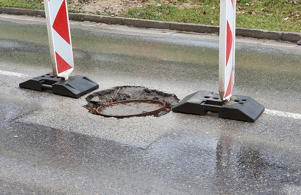 FOTO: Na cestách v Žiline pribúdajú prepadnuté kanalizačné poklopy, pri náraze hrozí poškodenie auta, foto 1