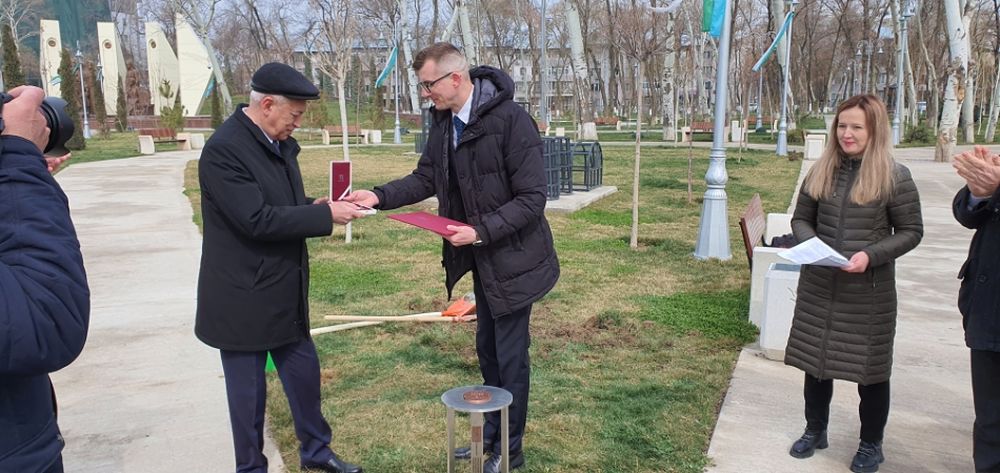 FOTO: Vysadenie Stromu pokoja v Uzbekistane, foto 19