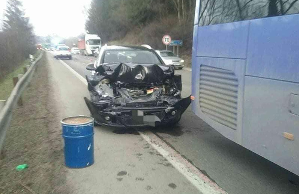 FOTO: Pri Kysuckom Lieskovci došlo k zrážke osobného auta s autobusom, tvoria sa rozsiahle kolóny, foto 1