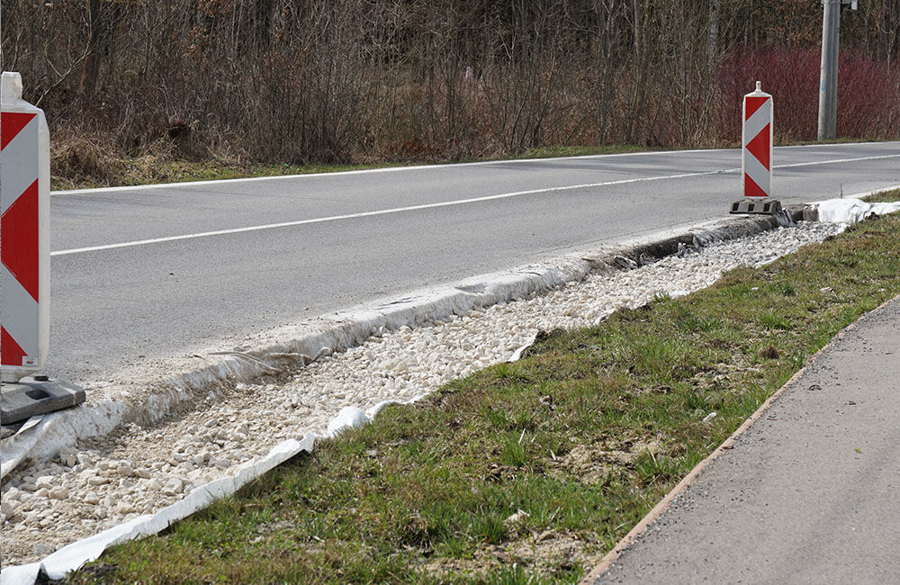 FOTO: Na ceste medzi sídliskami Solinky a Vlčince začali prvé práce na oprave poškodenej krajnice, foto 3
