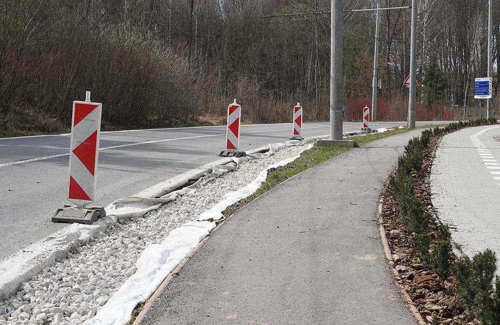 FOTO: Na ceste medzi sídliskami Solinky a Vlčince začali prvé práce na oprave poškodenej krajnice, foto 1