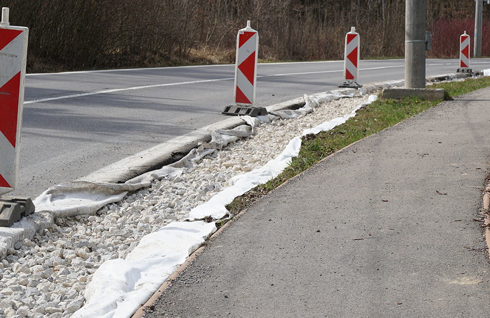FOTO: Na ceste medzi sídliskami Solinky a Vlčince začali prvé práce na oprave poškodenej krajnice, foto 2