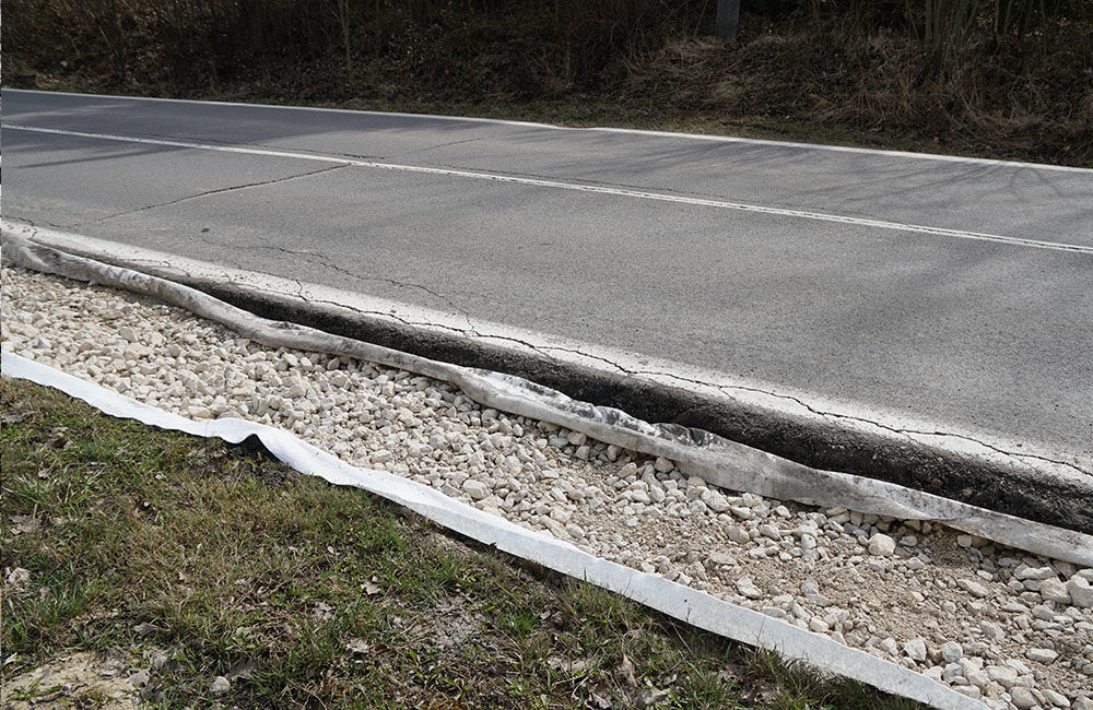 FOTO: Na ceste medzi sídliskami Solinky a Vlčince začali prvé práce na oprave poškodenej krajnice, foto 7