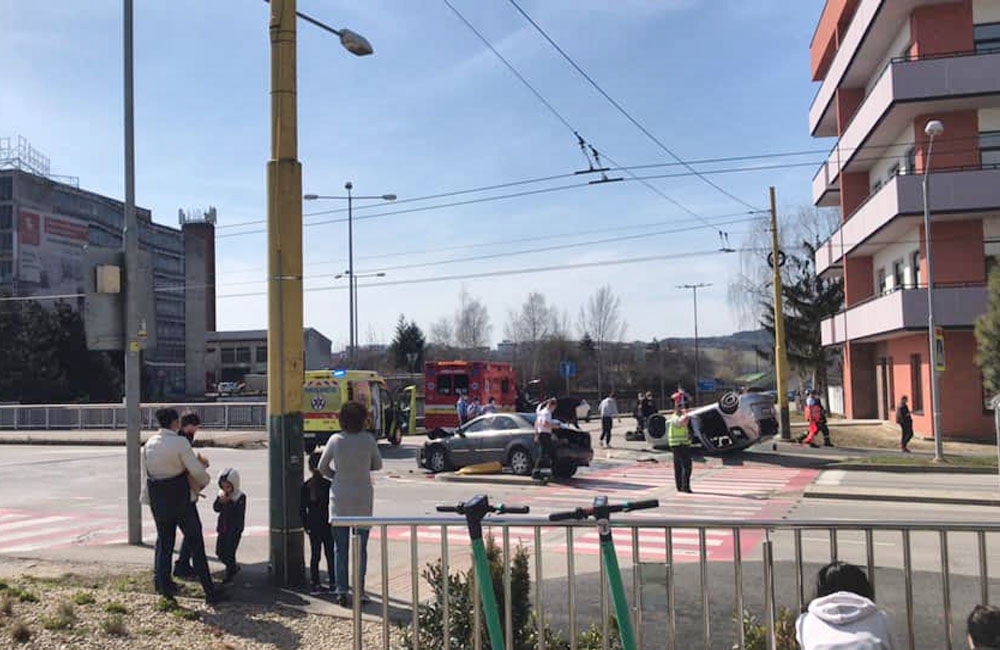 FOTO: Na ulici Komenského sa pri nehode prevrátilo auto na strechu, foto 2