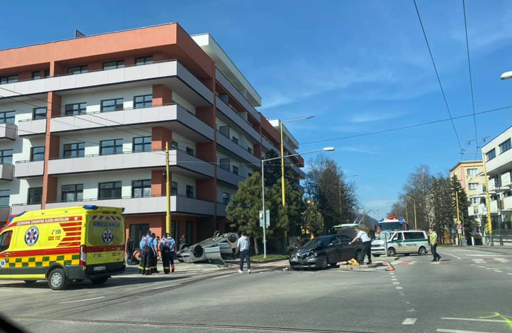 FOTO: Na ulici Komenského sa pri nehode prevrátilo auto na strechu, foto 1