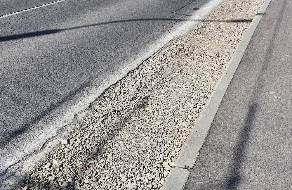 FOTO: Podmytú krajnicu na ceste medzi Vlčincami a Solinkami zasypali, popraskaná vozovka zostala, foto 5