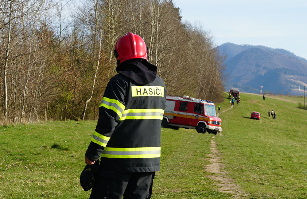 FOTO: Les medzi Rosinou a Trnovým je v plameňoch, zasahuje množstvo hasičov, foto 7