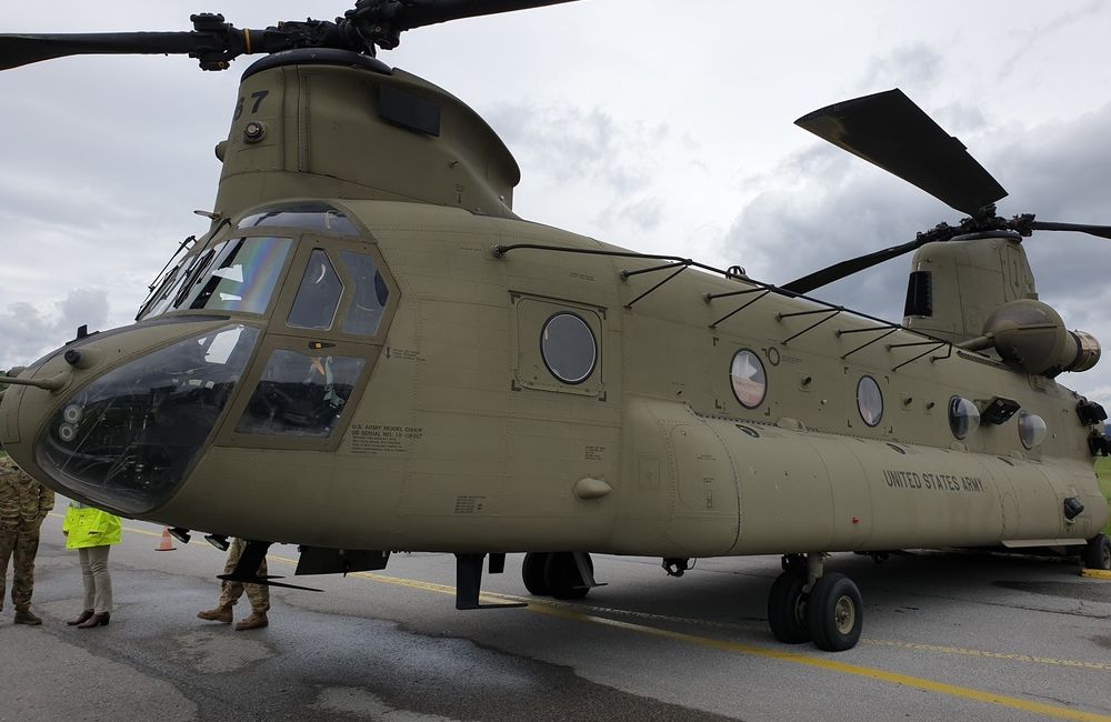 FOTO: Nad Žilinou dnes preletel armádny vrtuľník s dvoma rotormi, dotankoval palivo v Dolnom Hričove, foto 1