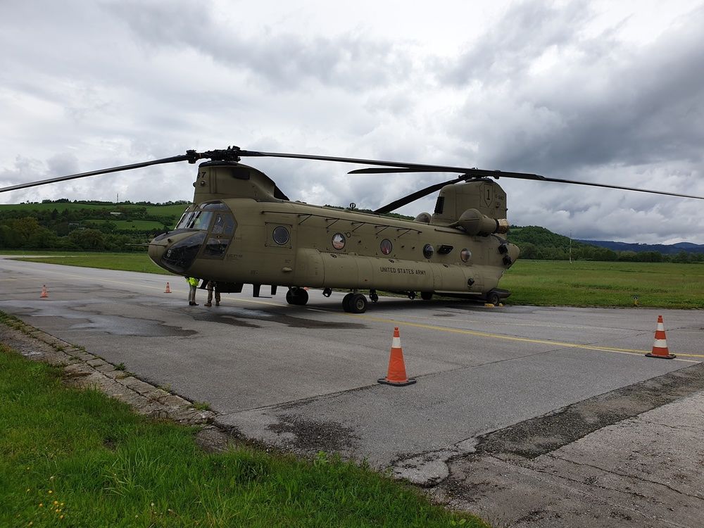 FOTO: Nad Žilinou dnes preletel armádny vrtuľník s dvoma rotormi, dotankoval palivo v Dolnom Hričove, foto 2