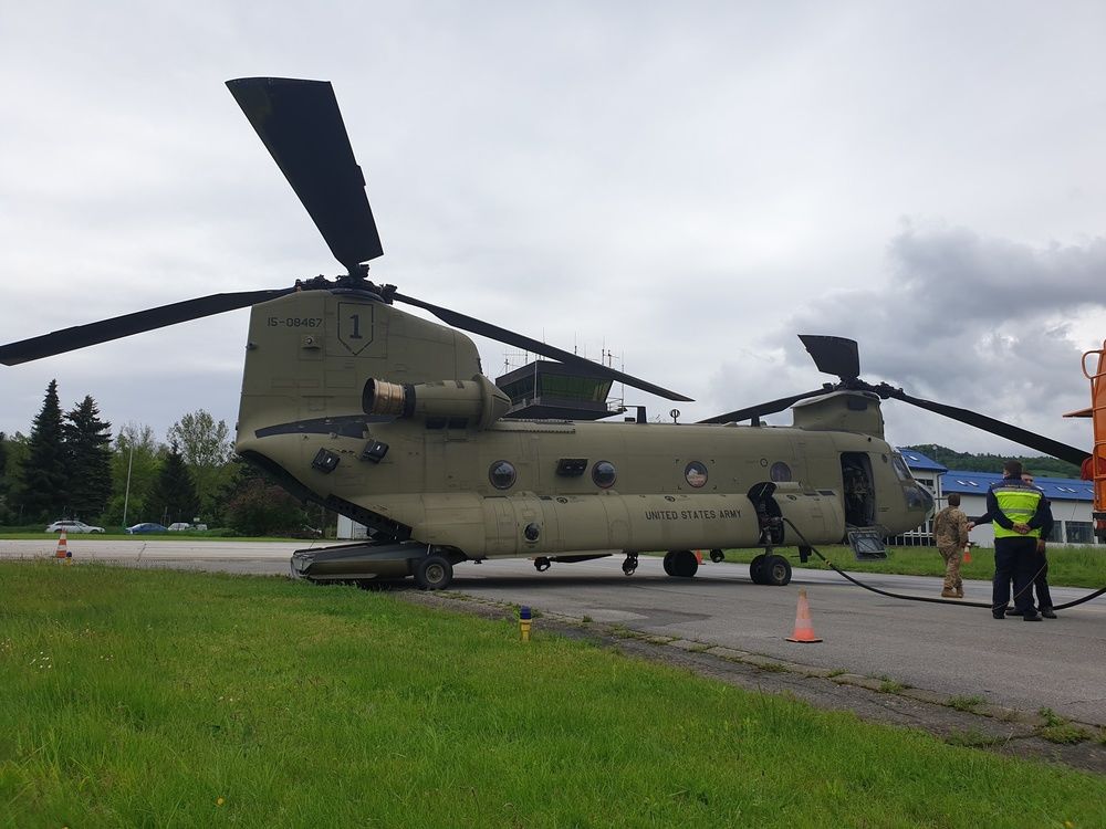 FOTO: Nad Žilinou dnes preletel armádny vrtuľník s dvoma rotormi, dotankoval palivo v Dolnom Hričove, foto 3