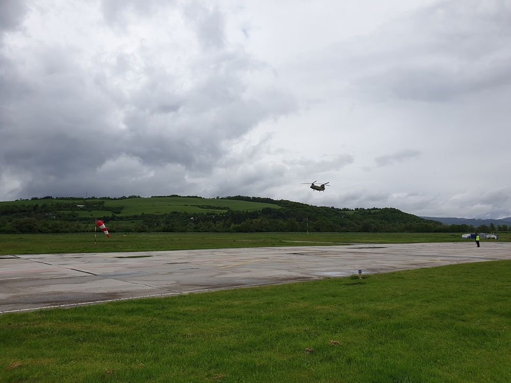 FOTO: Nad Žilinou dnes preletel armádny vrtuľník s dvoma rotormi, dotankoval palivo v Dolnom Hričove, foto 4