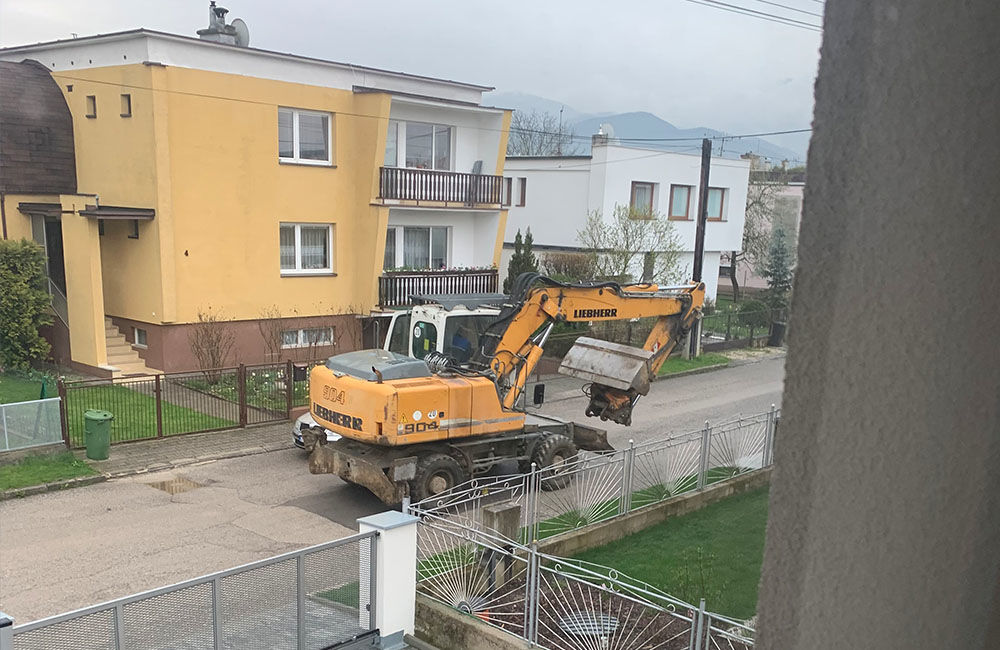 FOTO: Využívanie ciest stavebnou technikou počas výstavby privádzača v mestskej časti Bytčica, foto 3
