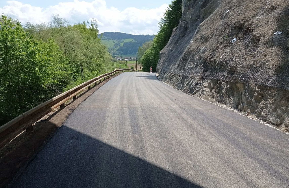 FOTO: Oprava cesty medzi Dolným Kubínom a obcou Bziny po zosuve skál, foto 1