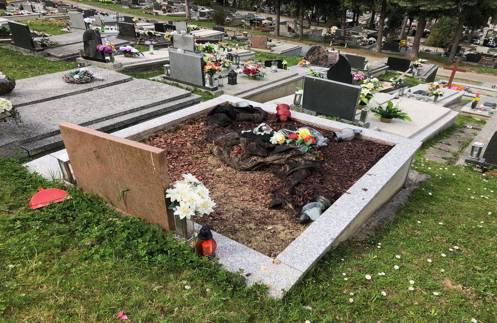 FOTO: Neporiadok na Novom cintoríne v Žiline, foto 1