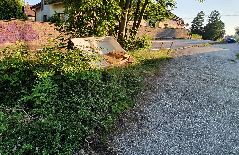 FOTO: Poškodený múr, zarastený chodník a nábytok: Vstup do Parku Ľudovíta Štúra je zanedbaný, foto 3