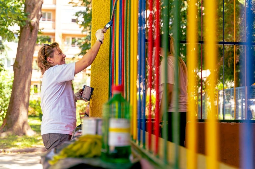FOTO: Dobrovoľníci skrášlili záhradu deťom v MS na Puškinovej ulici , foto 2
