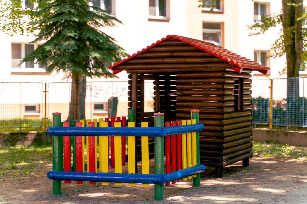 FOTO: Dobrovoľníci skrášlili záhradu deťom v MS na Puškinovej ulici , foto 3