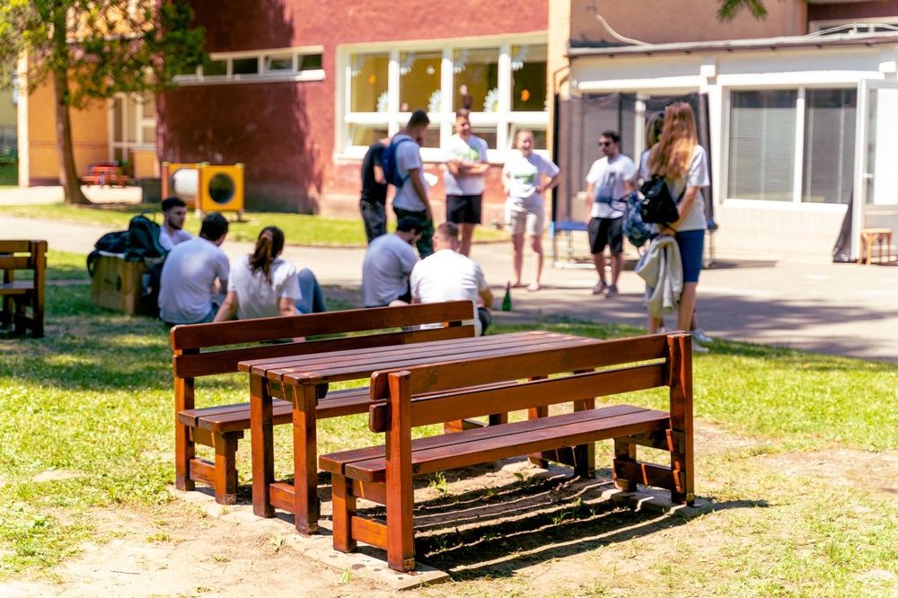FOTO: Dobrovoľníci skrášlili záhradu deťom v MS na Puškinovej ulici , foto 4