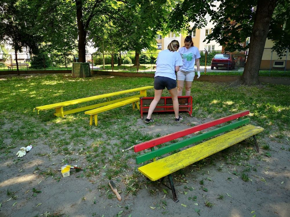 FOTO: Dobrovoľníci skrášlili záhradu deťom v MS na Puškinovej ulici , foto 7