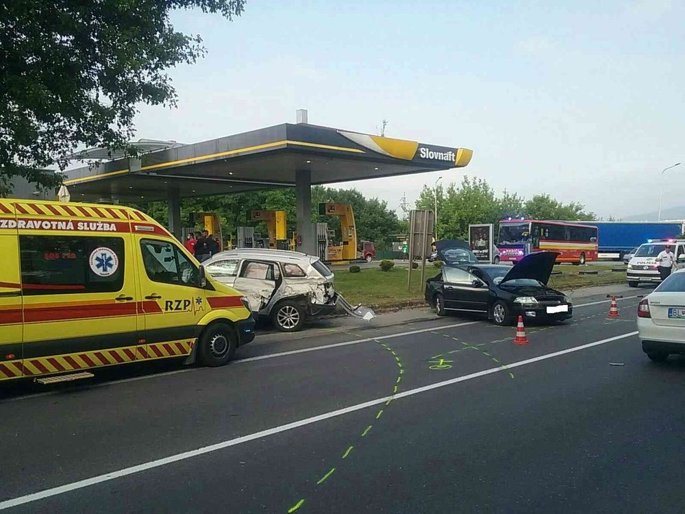 FOTO: Dopravná nehoda štyroch vozidiel na ceste prvej triedy pri Žiline, foto 2