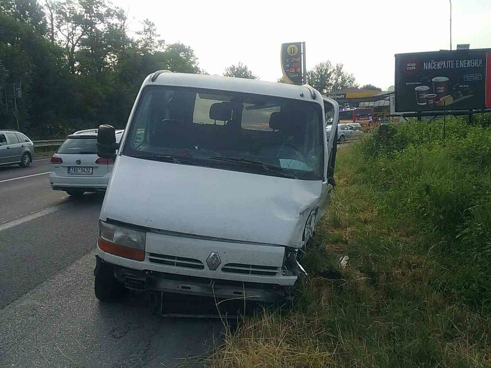 FOTO: Dopravná nehoda štyroch vozidiel na ceste prvej triedy pri Žiline, foto 4
