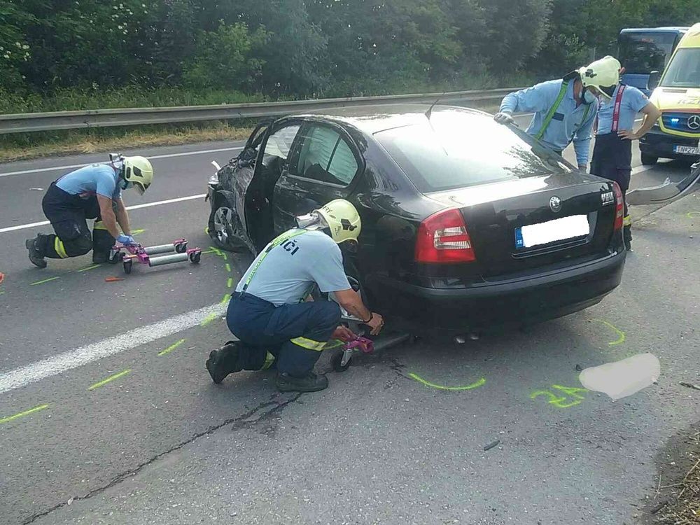FOTO: Dopravná nehoda štyroch vozidiel na ceste prvej triedy pri Žiline, foto 5