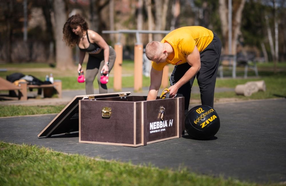FOTO: Žilinská fitness značka darovala obyvateľom workout box s pomôckami na cvičenie , foto 1