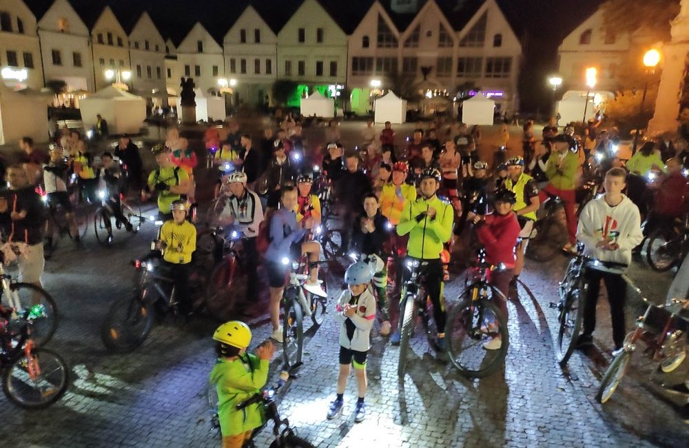 FOTO: V Žiline sa na nočnej cyklojazde stretli cyklisti, vytvorili svetelnú reťaz, foto 1