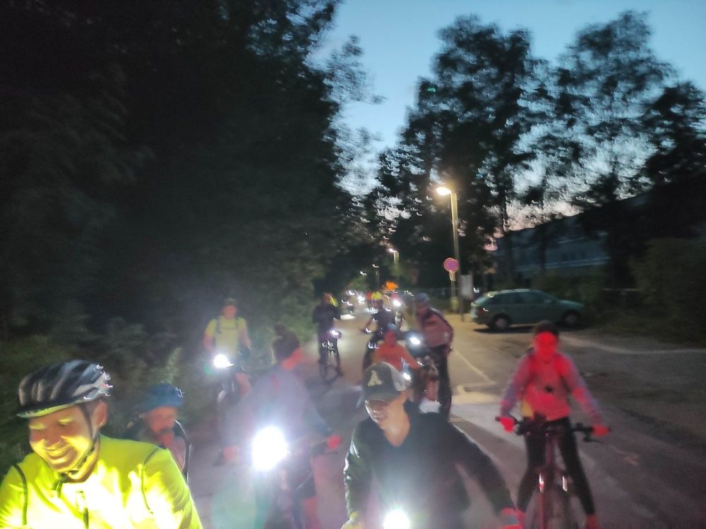 FOTO: V Žiline sa na nočnej cyklojazde stretli cyklisti, vytvorili svetelnú reťaz, foto 2