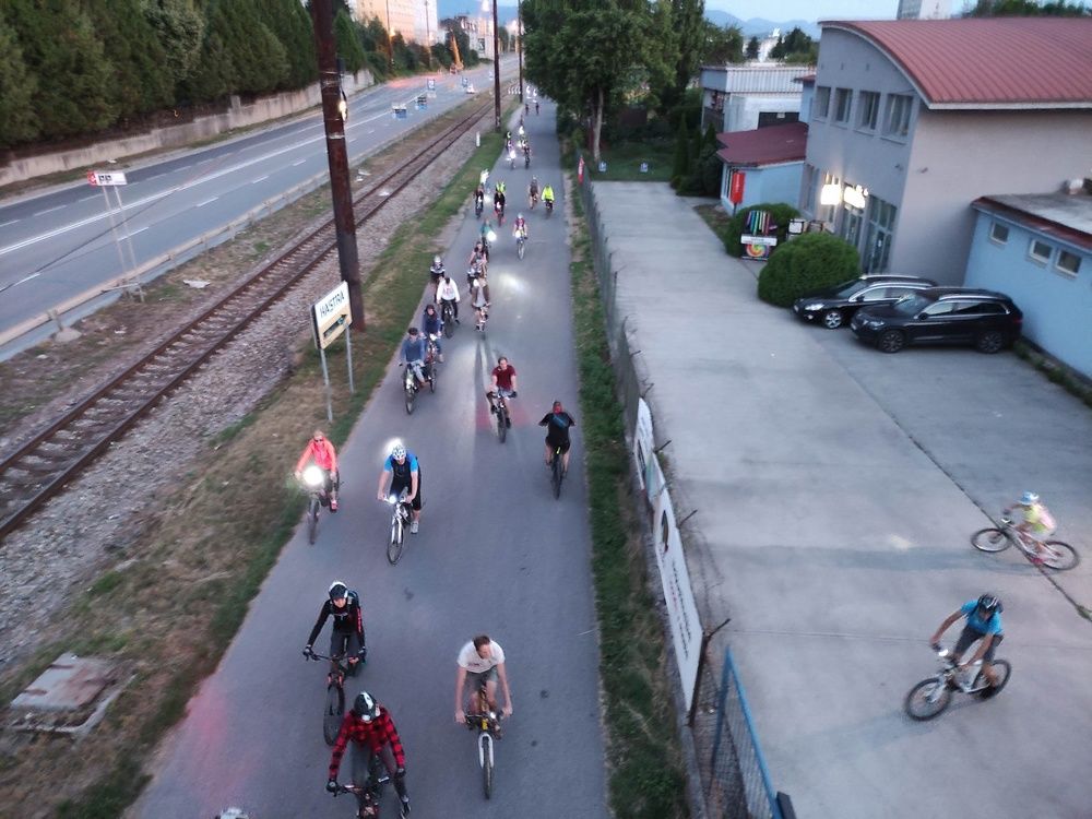 FOTO: V Žiline sa na nočnej cyklojazde stretli cyklisti, vytvorili svetelnú reťaz, foto 3