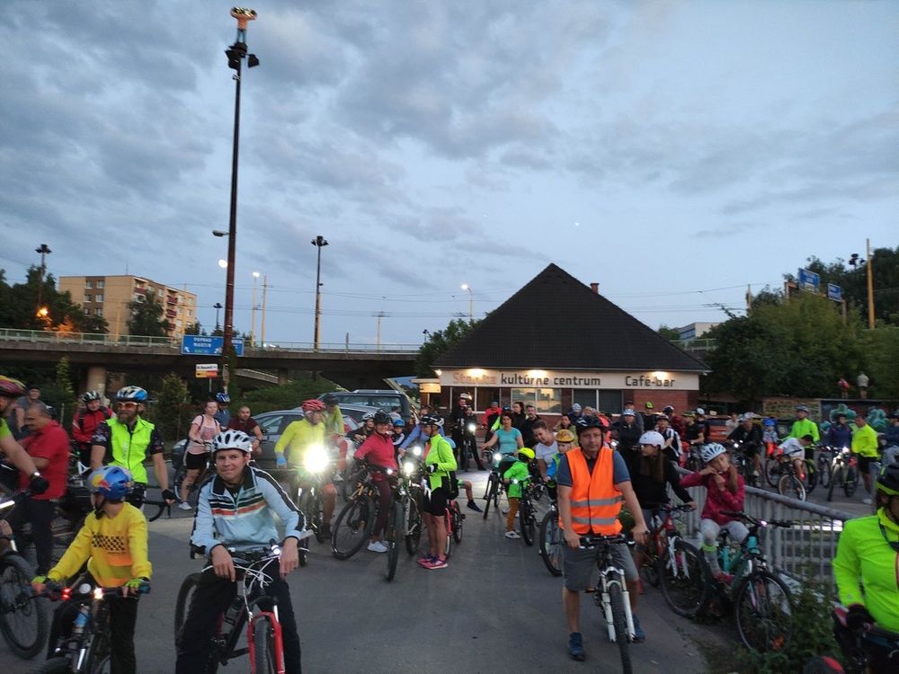 FOTO: V Žiline sa na nočnej cyklojazde stretli cyklisti, vytvorili svetelnú reťaz, foto 4