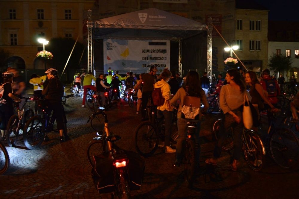 FOTO: V Žiline sa na nočnej cyklojazde stretli cyklisti, vytvorili svetelnú reťaz, foto 5