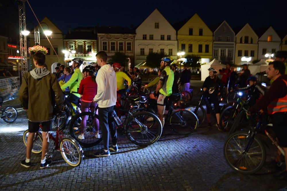 FOTO: V Žiline sa na nočnej cyklojazde stretli cyklisti, vytvorili svetelnú reťaz, foto 6